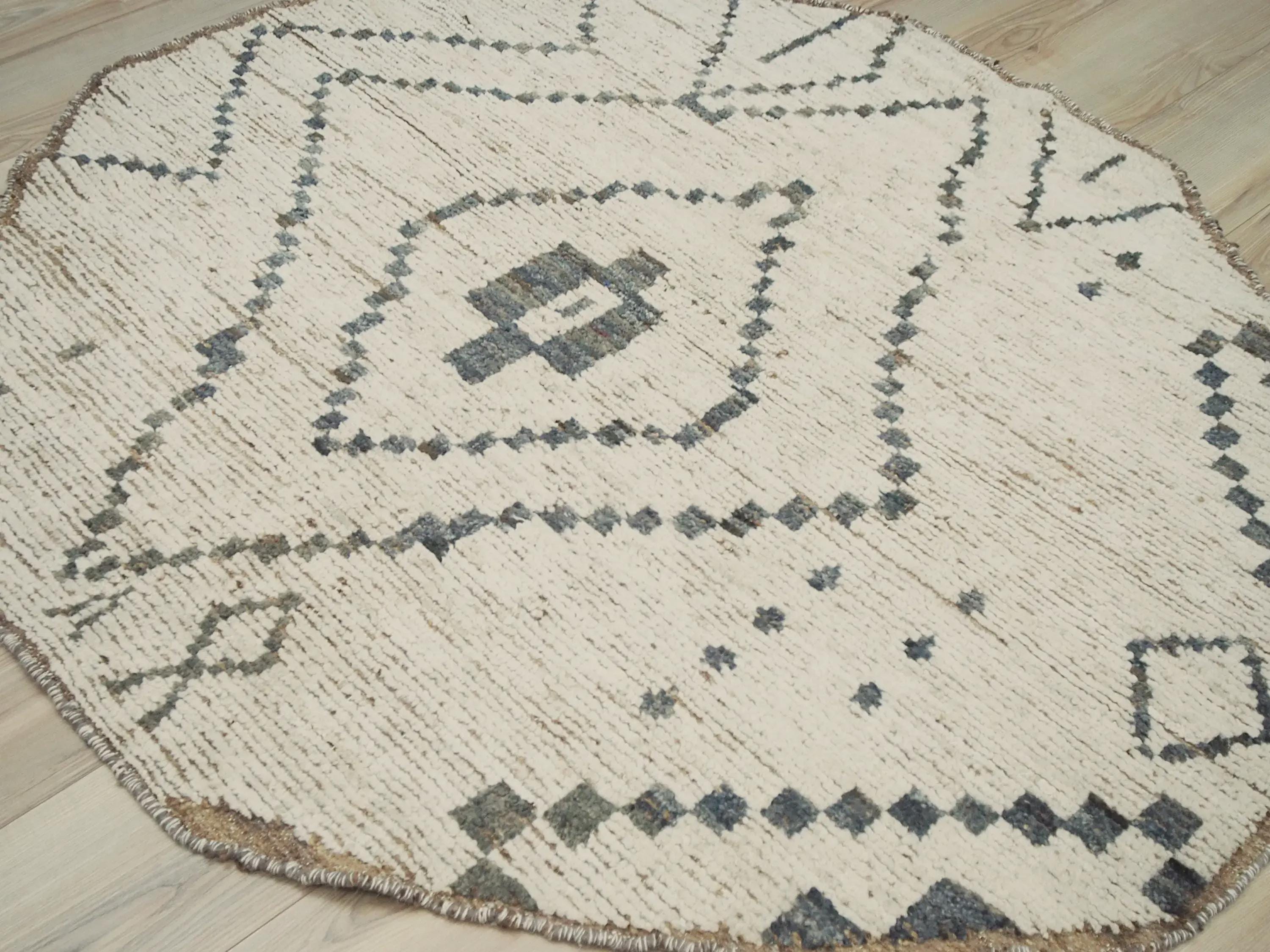 5x5 Ft Beige Moroccan Rug - Round Tribal Wool Rug