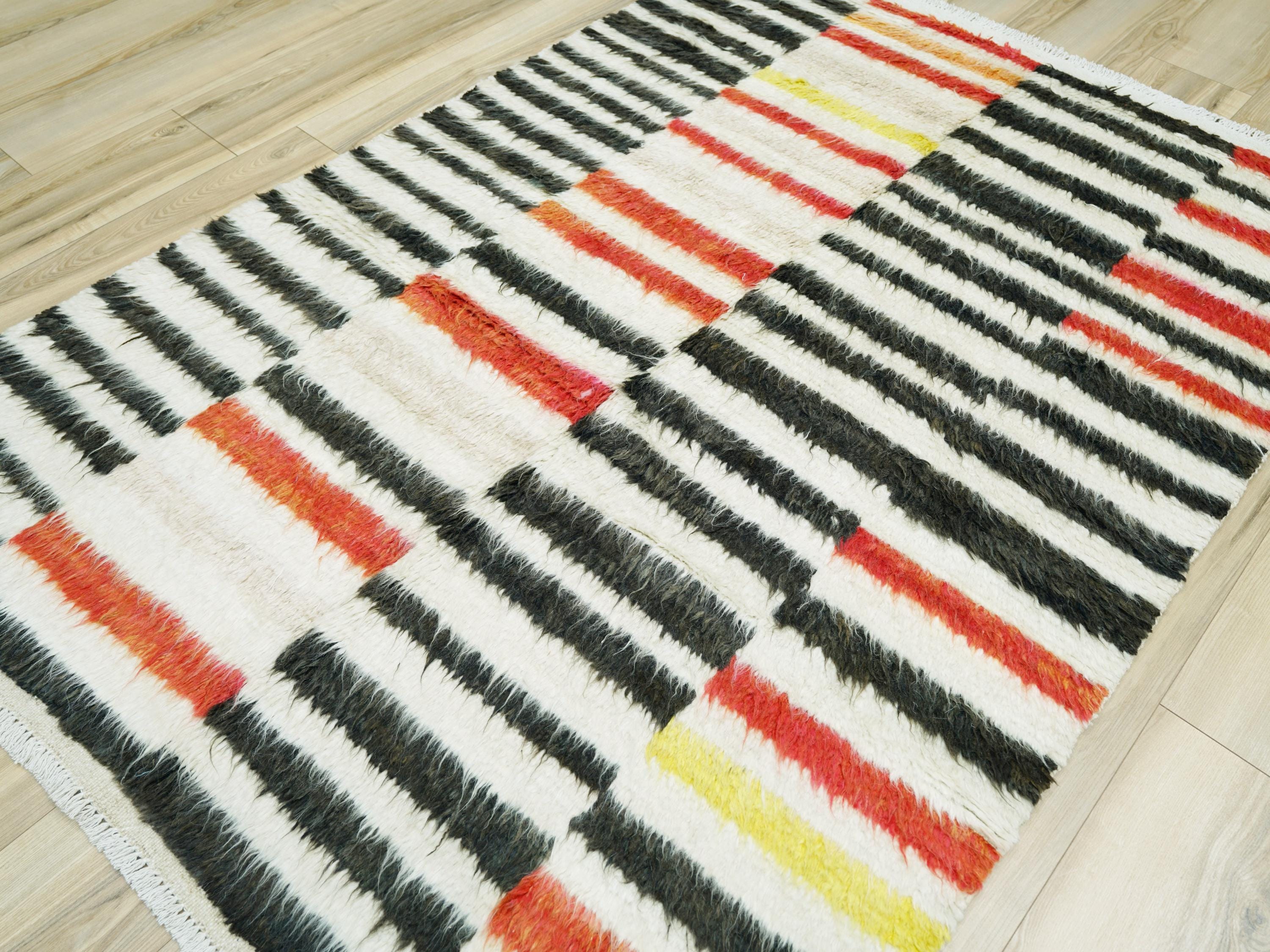 Hand Knotted Wool Moroccan Rug - 5x6 Ft Shaggy Rug